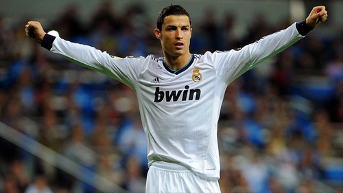 球星突破防守送出关键助攻（球星强突重围奉上关键助攻）