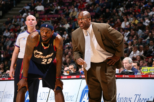 这雪有点大，欧冠赛前一名挪威记者在博德闪耀的球场边线处滑雪（欧冠赛前雪势凶猛，挪威记者在博德闪耀场边滑雪）