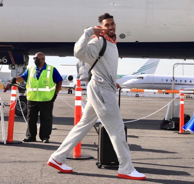 火箭后卫霍勒迪2罚1中送快船机会，但巴图姆发球违例失误（火箭后卫霍勒迪两罚仅中一球给快船留下生机，巴图姆界外球违例葬送良机）