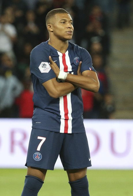 内马尔含泪告白：我曾跌入谷底！17分钟戴帽救主后寻求心理帮助（内马尔动情自述：从谷底走来！17分钟上演帽子戏法救主后主动寻求心理援助）