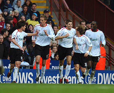 自杀事件后两年，贝卡-贝卡重回赛场并再度取得进球（自杀风波过去两年，贝卡-贝卡重返赛场再度破门）