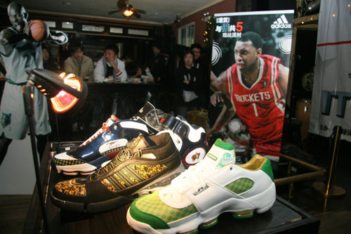 网球到底是黄色还是绿色的？ 你们觉得呢？（网球究竟是黄色还是绿色？你怎么看？）