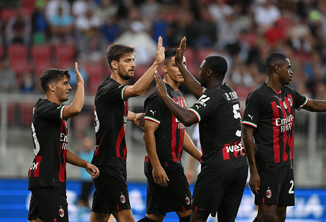 本泽马评选历史最佳阵容：（本泽马公布心目中历史最佳阵容）