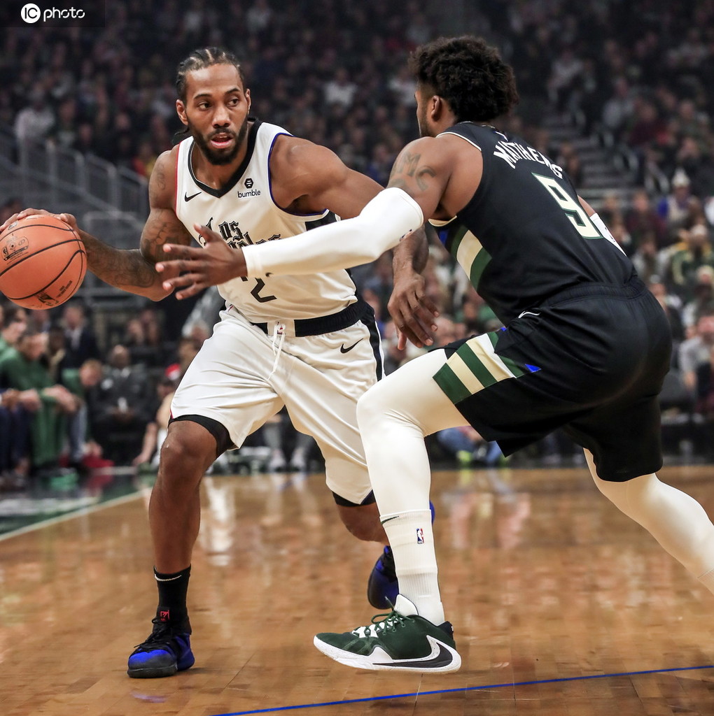 低开高走！浓眉怒砍24分14板，末节11分9板统治比赛（先抑后扬！浓眉24分14板，末节11分9板接管全场）